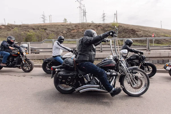Krasnoyarsk, Rusya - 16 Mayıs 2020: Harley Davidson açık hava. Motosikletli bir adam..