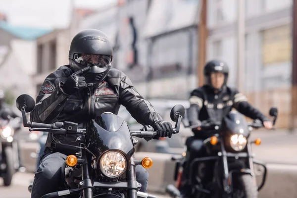 Krasnojarsk, Rosja - 16 maja 2020: Harley Davidson free ride outdoor. Dwóch motocyklistów jeżdżących na motocyklu. — Zdjęcie stockowe