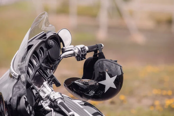 Motosiklet plastik kaskı. Siyah motosiklet baş savunması