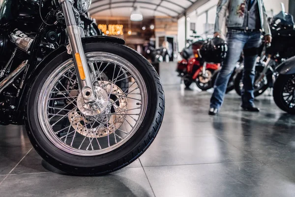 Motosikletin ön tekerleği. Motosikletin krom tekerleği. Krom motorun bir parçası.
