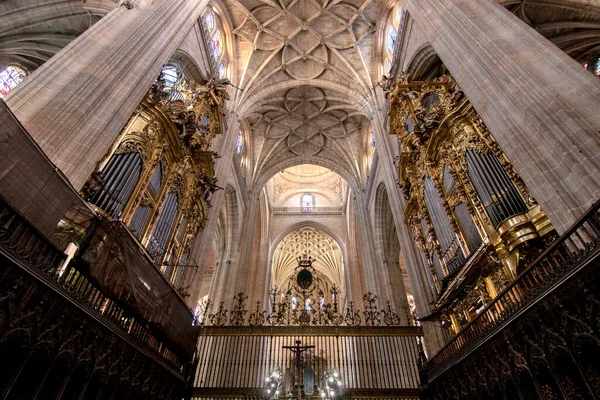 Vista Interior Una Gran Iglesia Católica Con Gran Órgano Techo — Foto de Stock