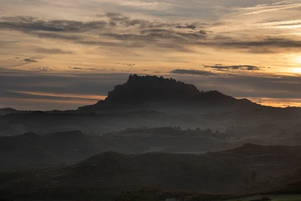 Paysage Montrant Montagne Montserrat Dessus Brume Sous Ciel Nuageux Aube — Photo