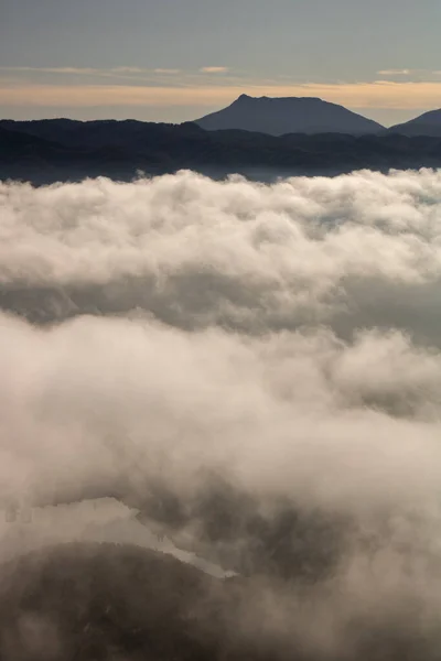 Paysage Partiellement Recouvert Une Couche Brouillard Sous Ciel Bleu Dans — Photo