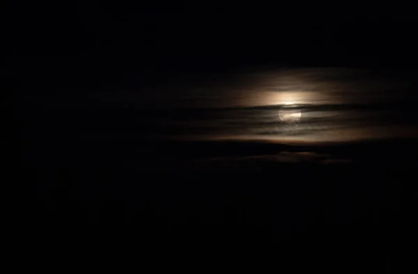 Полная Луна Облаками Темной Ночи — стоковое фото