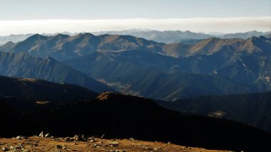 Manzara Andorra Kampı 'ndaki Pireneler' in tepesinden Pessonlar 'a kadar uzanır.
