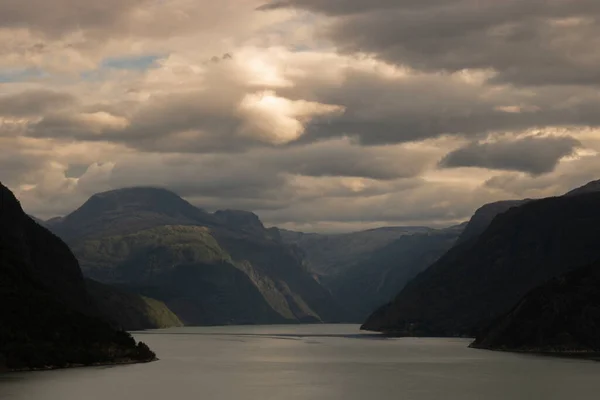 Пейзаж Показывающий Aurlandsfjord Среди Гор Облачным Небом Норвегии — стоковое фото