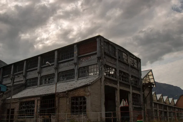 Imagen Oscura Una Fábrica Abandonada Bajo Cielo Tormentoso — Foto de Stock