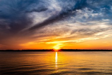 Oklahoma 'da bir gölde gün batımı