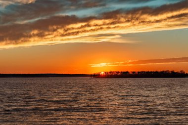Thunderbird Gölü üzerinde gün batımı.