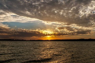 Oklahoma 'da bir gölde gün batımı