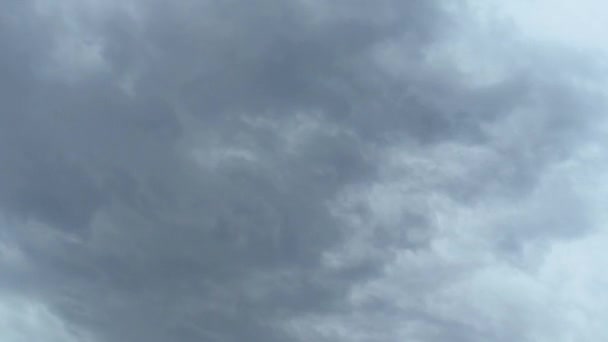 밝고 어두운 구름 이 서사시적 인 끝으로 하늘을 나고 있습니다. 저속 촬영 비디오. — 비디오
