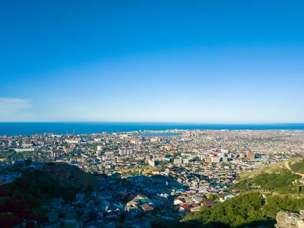 Landschap gemaakt van de berg Makhachkala stad in Rusland met een heldere blauwe lucht boven de oceaan zonder wolken. — Stockfoto