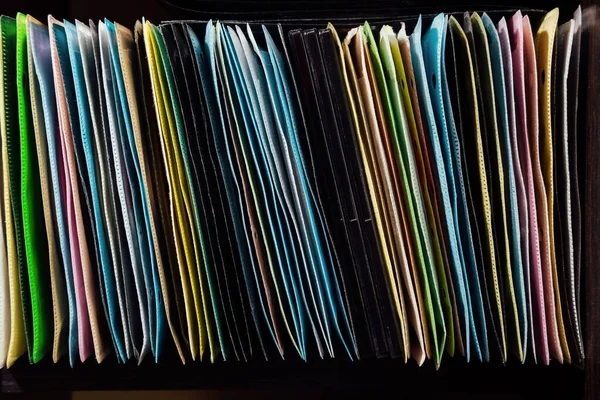 CD ve DVD için CD kutuları ve zarflardan oluşan renkli arkaplan. Kapak ve dosya aralığında disk aralığı olan raflar