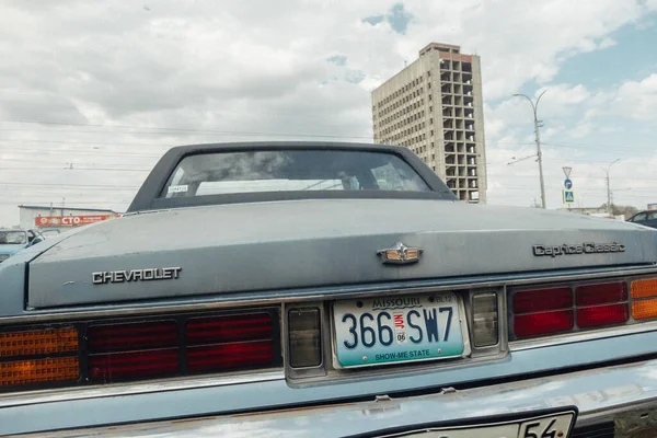 Eski Chevrolet Caprice Classic Amerikan arabalarının sahiplerinin yerel toplantısında. Arka tarafta arka farlar ve bagajlar kapalı.