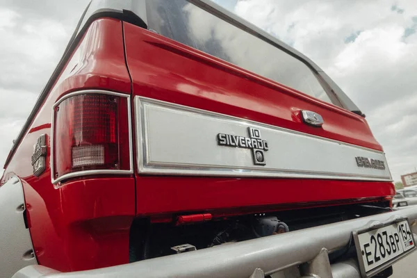 Klasik metal Chevrolet Silverado arka tarafı arka ışıkları, tamponu ve diğer metal logoları, rozetleri, sembolleri ve isim plakaları ile kaplıdır.