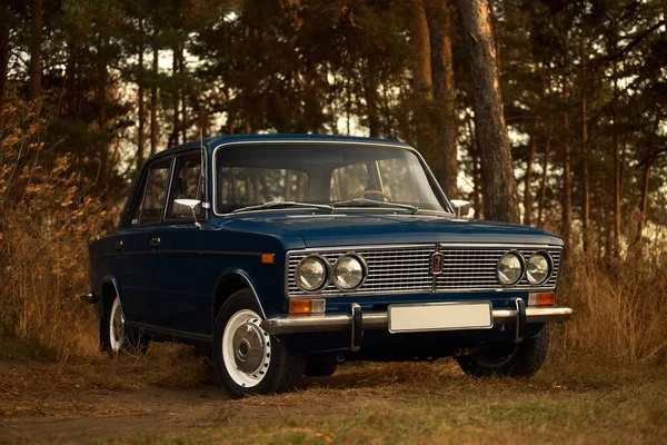 Carro Soviético Clássico Lada 2103 Floresta Com Grama Laranja Árvores — Fotografia de Stock