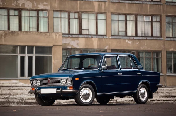 Clássico Carro Soviético Lada 2103 Estacionamento Com Edifício Concreto Fundo — Fotografia de Stock