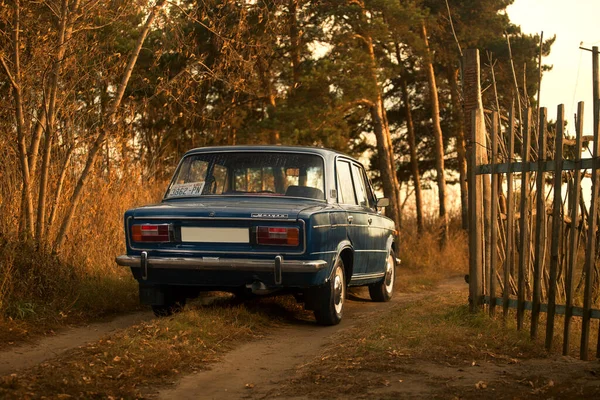 Voiture Soviétique Classique Lada 2103 Dans Forêt Avec Herbe Orange — Photo