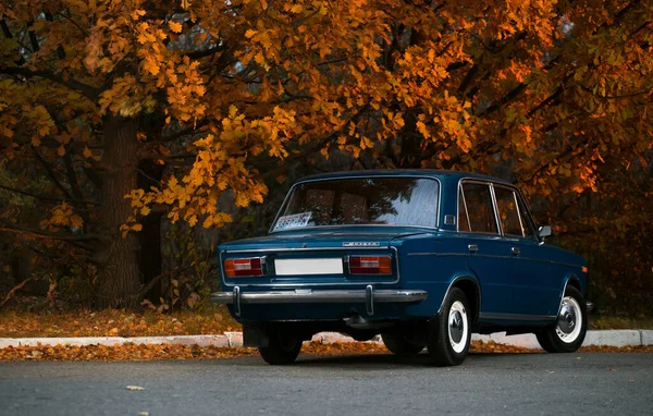 Carro Soviético Clássico Lada 2103 Parque Com Grama Laranja Árvores — Fotografia de Stock