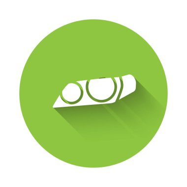 Beyaz Araba far ikonu uzun gölgeli izole edilmiş. Yeşil daire düğmesi. Vektör İllüstrasyonu