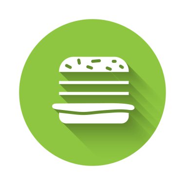 Beyaz Burger simgesi uzun gölge ile izole. Hamburger simgesi. Cheeseburger sandviç işareti. Fast Food menüsü. Yeşil daire düğmesi. Vektör Illustration