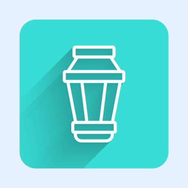 Beyaz çizgi bahçe lambası ikonu uzun gölgeli izole edilmiş. Güneş enerjili lamba. Fener. Sokak lambası. Yeşil kare düğmesi. Vektör İllüstrasyonu