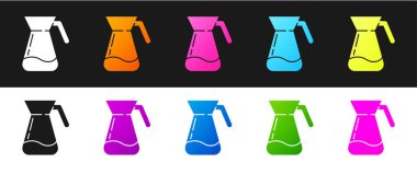 Siyah ve beyaz arkaplanda izole edilmiş su ikonu olan sürahi bardakları ayarlayın. Su için çaydanlık. İçme suyu dolu cam sürahi. Vektör İllüstrasyonu