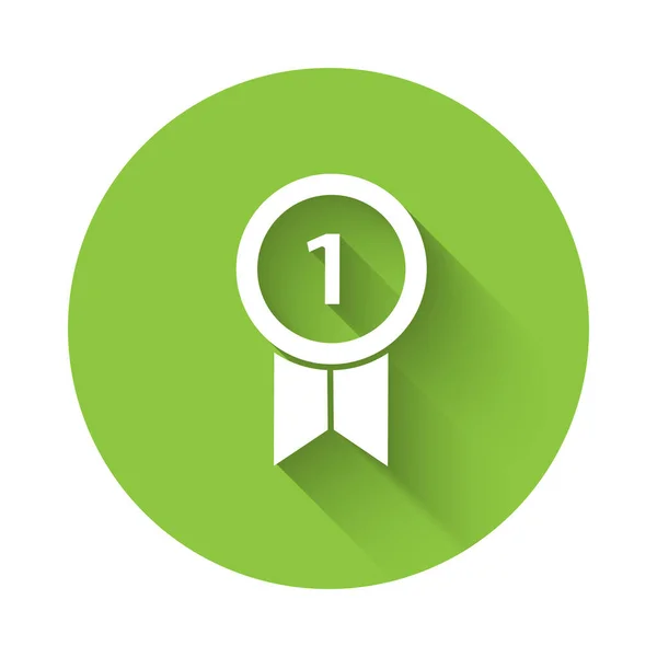 長い影で隔離されたホワイトメダルアイコン 受賞者の達成サイン メダル受賞 緑色の丸ボタン ベクターイラスト — ストックベクタ