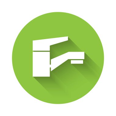 Beyaz su musluğu ikonu uzun gölgeli izole edilmiş. Yeşil daire düğmesi. Vektör İllüstrasyonu