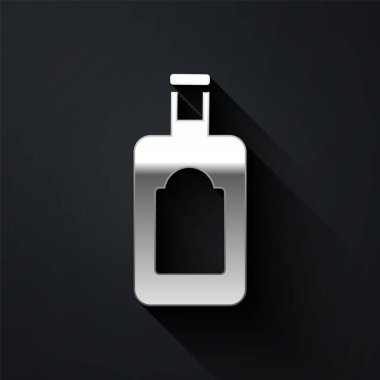 Siyah arka planda izole edilmiş gümüş viski şişesi ikonu. Uzun gölge tarzı. Vektör İllüstrasyonu