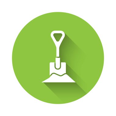 Uzun gölge ile izole zemin simgesibeyaz kürek. Bahçıvanlık aleti. Bahçecilik, tarım, tarım için bir araç. Yeşil daire düğmesi. Vektör İllüstrasyonu.