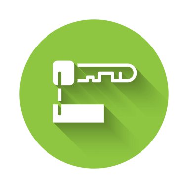 Beyaz İşaretli anahtar simgesi uzun gölgeyle izole edildi. Yeşil daire düğmesi. Vektör İllüstrasyonu.