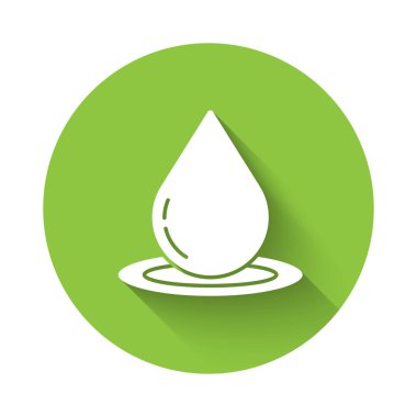 Beyaz su damlası ikonu uzun gölgeli izole edilmiş. Yeşil daire düğmesi. Vektör İllüstrasyonu