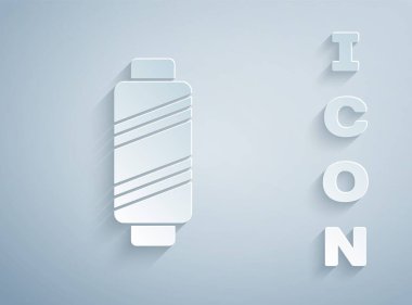 Kağıt kesiği, gri arkaplanda izole edilmiş makaradaki dikiş ipliği. İplik makarası. İplik kutusu. Kağıt sanatı tarzı. Vektör İllüstrasyonu