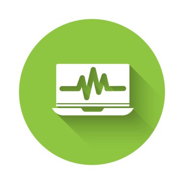Uzun gölgeli, kardiyogram ikonlu beyaz dizüstü bilgisayar. Simge denetleniyor. Kalp atışı elle çizilmiş EKG monitörü. Yeşil daire düğmesi. Vektör İllüstrasyonu