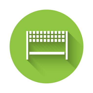 Bitiş çizgisi simgesindeki beyaz kurdele uzun gölgeli izole edilmiş. Bitiş çizgisinin sembolü. Spor sembolü ya da iş konsepti. Yeşil daire düğmesi. Vektör İllüstrasyonu