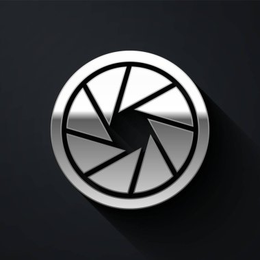 Gümüş Kamera deklanşör simgesi siyah arkaplanda izole edildi. Uzun gölge tarzı. Vektör İllüstrasyonu