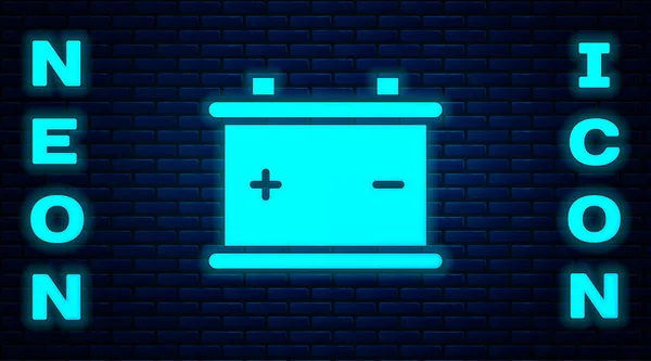 发光的霓虹灯汽车电池图标隔离在砖墙背景 蓄能电池能量 动力和电蓄电池 矢量插图 — 图库矢量图片