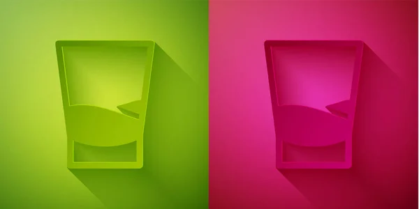 紙カット緑とピンクの背景に隔離されたウォッカのアイコンのガラス 紙のアートスタイル ベクターイラスト — ストックベクタ