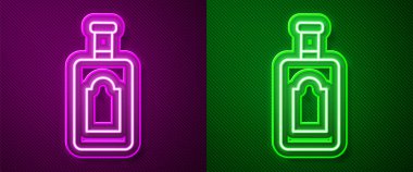Parlayan neon hattı viski şişesi simgesi mor ve yeşil arka planda izole edilmiş. Vektör İllüstrasyonu