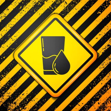 Sarı zemin üzerinde su ikonu olan siyah cam. Soda bardağı. Uyarı işareti. Vektör İllüstrasyonu