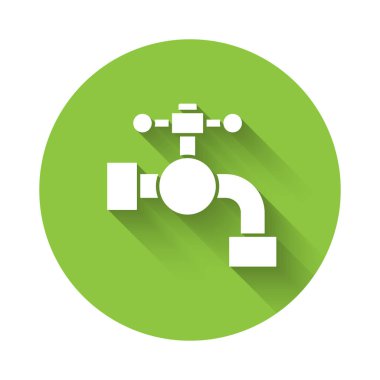 Beyaz su musluğu ikonu uzun gölgeli izole edilmiş. Yeşil daire düğmesi. Vektör İllüstrasyonu