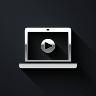 Silver Online video oynatma simgesi siyah arkaplanda izole edildi. Dizüstü bilgisayar ve oyun işaretli film şeridi. Uzun gölge tarzı. Vektör İllüstrasyonu