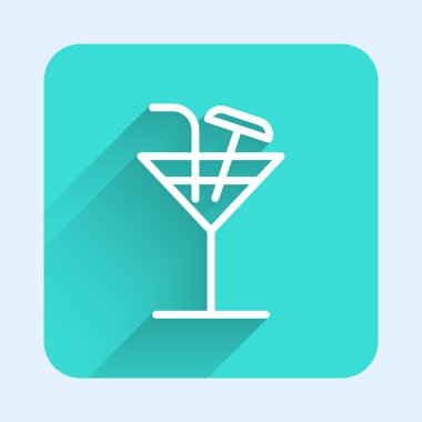 Beyaz çizgi kokteyl ikonu uzun gölgeli izole edilmiş. Yeşil kare düğmesi. Vektör İllüstrasyonu