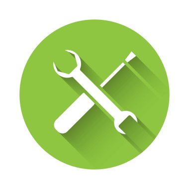 Beyaz tornavida ve ingiliz anahtarı anahtar ikonu uzun gölgeli izole edilmiş. Servis aracı sembolü. Yeşil daire düğmesi. Vektör İllüstrasyonu