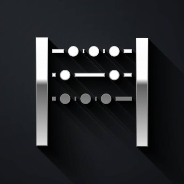 Gümüş Abaküs simgesi siyah arkaplanda izole edildi. Geleneksel sayım çerçevesi. Eğitim işareti. Matematik okulu. Uzun gölge tarzı. Vektör İllüstrasyonu