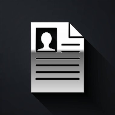 Siyah arkaplanda Silver Resume simgesi izole edildi. Özgeçmiş başvurusu. Profesyonel personel aranıyor. Personel analizi devam ediyor. Uzun gölge tarzı. Vektör İllüstrasyonu