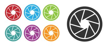 Siyah Kamera deklanşör simgesi beyaz arkaplanda izole edildi. Simgeleri renklendirin. Vektör İllüstrasyonu