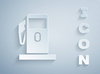 Kağıt kesiği ya da benzin istasyonu simgesi gri arkaplanda izole edilmiş. Araba yakıtı sembolü. Benzin pompası. Kağıt sanatı tarzı. Vektör İllüstrasyonu.