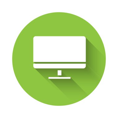 Beyaz Bilgisayar ekran simgesi uzun gölgeli izole edildi. Elektronik cihaz. Ön manzara. Yeşil daire düğmesi. Vektör İllüstrasyonu.